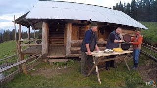 Mâncăruri ciobăneşti tradiţionale la stâna din Grinţieş Exclusiv în România [upl. by Rickert]