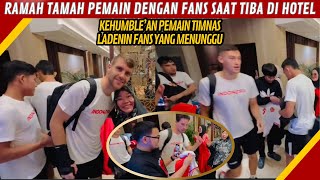 PEMAIN TIMNAS DAPAT SAMBUTAN HANGAT DARI FANS SETELAH OFFICIAL TRAINING [upl. by Uyerta327]