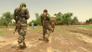 Mali  au moins 25 morts et 60 portés disparus dans des attaques de camps militaires [upl. by Eneryc]