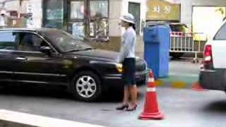 Seoul Lotte Department Store ソウル ロッテ百貨店駐車場案内のお姉さん parking lady [upl. by Anitel]