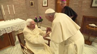 Papa Francesco porta i nuovi cardinali a salutare Ratzinger larrivo in minibus e lincontro [upl. by Erdda]