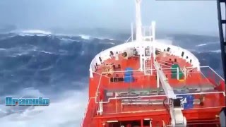 Navios Enfrentando Ondas GigantesTempestades [upl. by Pyle752]