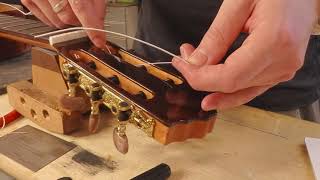 Tutorial Cambiare le corde alla chitarra classica [upl. by Hauck274]