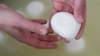 Så här gör man riktig mozzarella [upl. by Assirahc]