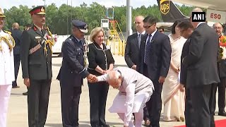 Howdy Modi  PM Modi’s humble gesture at Houston airport wins hearts [upl. by Daus]