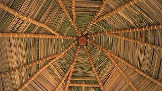 Construcción de un kiosko de madera y techo de palma en Guainía [upl. by Ditmore]