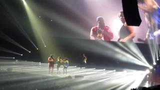 Drake and Mac Dres mom go dumb to Thizzle Dance at the Summer Sixteen Tour Night 2 Oracle Arena [upl. by Slinkman]