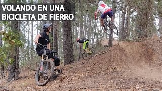 Mountain Bike Downhill a Fondo y Sin Excusas Bicicleta para Principiantes Volando en los Saltos [upl. by Stormie]