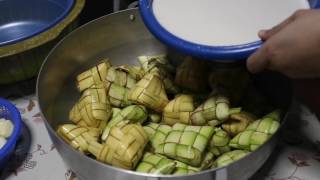 the making of ketupat [upl. by Neelyad]