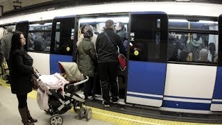 Imágenes inéditas muestran cómo actúan los ladrones en el Metro de Madrid [upl. by Emeline]