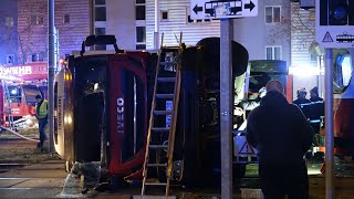 LKW von Straßenbahn gerammt und umgeschmissenBerufsfeuerwehr Wien im Einsatz [upl. by Rahs598]