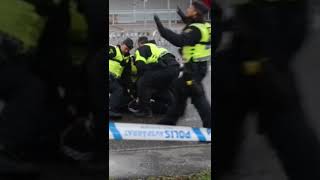 Adidasklädd man nedbrottad av polis paludan korankravallerna stockholm polis [upl. by Adniled]