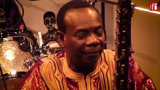 Toumani Diabaté et le Symmetric Orchestra interprètent quotMali Sadioquot [upl. by Ninel]