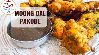 मूंग दाल के कुरकुरे और मसालेदार पकोड़े  Moong Dal Pakode  Tea Time snack [upl. by Eneroc]