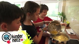 Jonathan kocht Sauergurkensuppe  Schmecksplosion  SWR Kindernetz [upl. by Birkett]