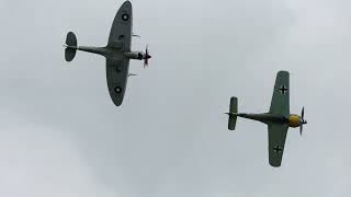 FockeWulf FW190 vs Spitfire Dogfight  Airshows Downunder Shellharbour [upl. by Muhammad]