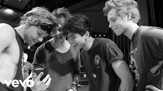 5 Seconds of Summer  She Looks So Perfect Live VEVO LIFT [upl. by Gratiana]