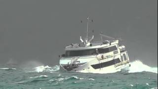 Traghetti sfidano il mare la prua immersa nelle onde a Capri [upl. by Terej]