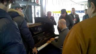 Piano Stazione Napoli Centrale  O surdato nnammurato  Januar 2016 [upl. by Mihe802]