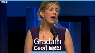 Muireann Nic Amhlaoibh  Pé in Éirinn í  Gradam Ceoil TG4 2011 [upl. by Cumine483]