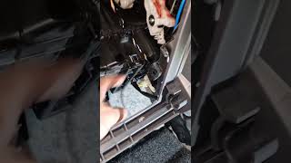 How to replace pollen filter on Suzuki Splash or Vauxhall Agila [upl. by Laamaj]