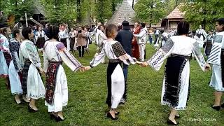 Danse folklorique Roumaine [upl. by Nnaaihtnyc]