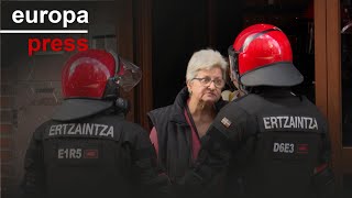 Dos detenidos en el desahucio de una mujer y su nieto en Erandio Bizkaia [upl. by Keavy]