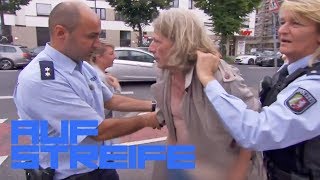 Frau rangelt mit halbnacktem Mann im Trenchcoat  Auf Streife  SAT1 TV [upl. by Cormack]