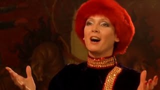 La Bûche  Sabine Azéma chante en russe extrait du film [upl. by Ivgnout324]