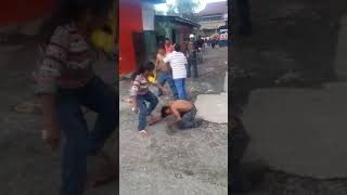 Borrachos Peleando  Borracho Se Confunde Y Derriba A Su Esposa [upl. by Janetta]