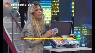 Stephanie Demner se emocionó y agarró un montón de fajos de dinero para el concursante [upl. by Arvin]