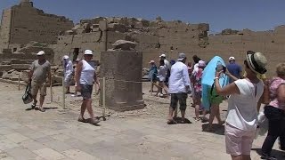 Egypte quelques touristes à Louxor après lattentat manqué [upl. by Anircam]