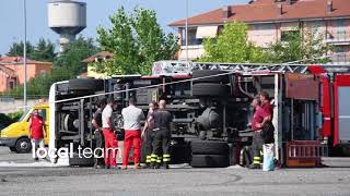 Melegnano autobotte vigili del fuoco ribaltata interviene gru per rimuoverla [upl. by Anilag882]