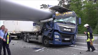 Dramatischer Unfall Windradflügel durchbohrt Lkw bei Bielefeld [upl. by Attennek]