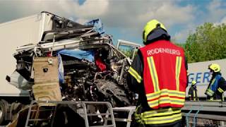 Schlimmer Unfall auf der A2 bei Bad Nenndorf 40Tonner fuhr in Stauende [upl. by Thibaud220]