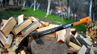 Fiskars X17 splitting axe  hardwood logs splitting [upl. by Nurav]