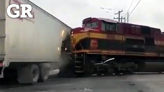 Embiste tren a tráiler en San Nicolás  Monterrey [upl. by Giverin]