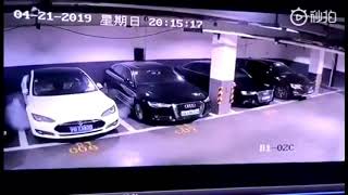 Tesla S esplode in un parcheggio in DIRETTA [upl. by Lenwood]