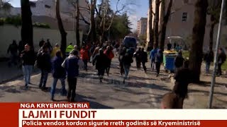 Report TV  Eskorta e Ramës ndiqet nga protestuesit Iku legeni iku [upl. by Gleda888]