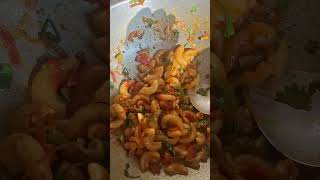 Wow organic daniya ki Pati dalker macroni bahut testy ho rahi h [upl. by Ostraw650]