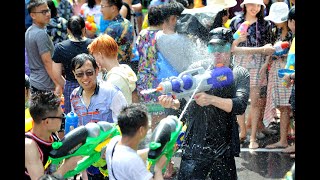 Einheimische und Touristen feiern Wasserfest in Thailand [upl. by Aical]