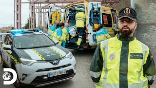 Despejan tránsito para un traslado en ambulancia  Control de Carreteras  Discovery Latinoamérica [upl. by Saenihp383]