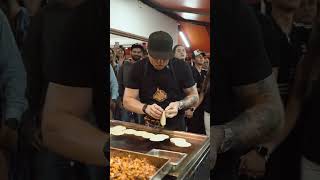 Canelo com su hermano rica vendiendo tacos [upl. by Ahtikal592]