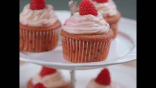 HimbeerCupcakes mit feiner Füllung und Topping [upl. by Acinod]