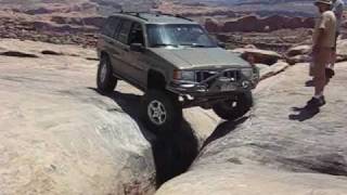 Jeep Grand Cherokee crossing Golden Crack on Golden Spike Moab UT [upl. by Wilkinson]