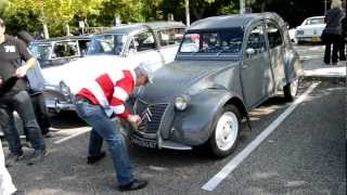 Démarrage Citroën 2 CV de 1954 à la manivelle [upl. by Fillbert]