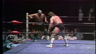 Mil Mascaras vs Hacksaw Jim Duggan 19820618 [upl. by Guibert]