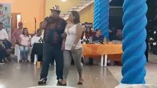 INTENTARON AGREDIR A ROBERTO CALERO PIEDRAHITA Y LA MODELO MIENTRAS CANTABA SE SACUDIÓ EL MANDARINA [upl. by Lambard149]