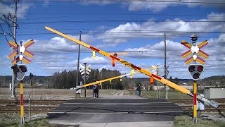 Spoorwegovergang Vårgårda S  Railroad crossing  Järnvägsövergång [upl. by Aicargatla]