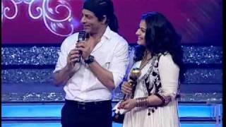 Kajol accepts award from Shah Rukh Khan on Ajay Devgns behalf [upl. by Thelma860]